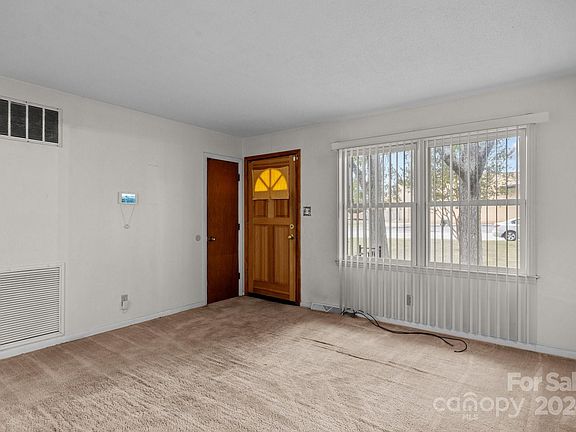4th image of 917 S Stonewall Ave