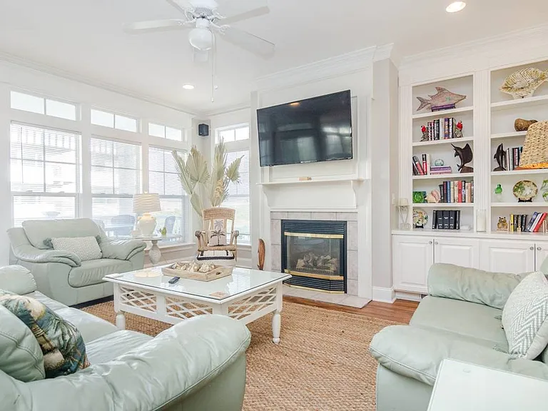 18 E Greensboro St #A — Photo 4