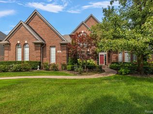 410 Springview Dr, Rochester, MI 48307