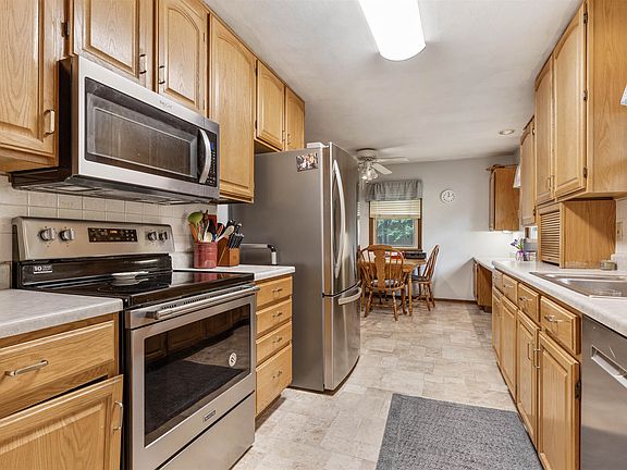 3rd image of 801 Woodridge Dr