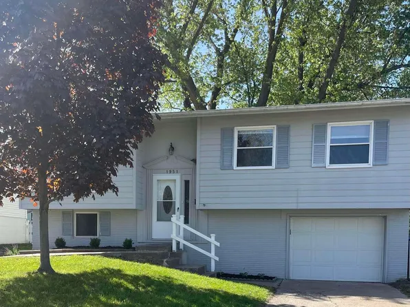1951 Bristol Dr, Bettendorf, IA 52722