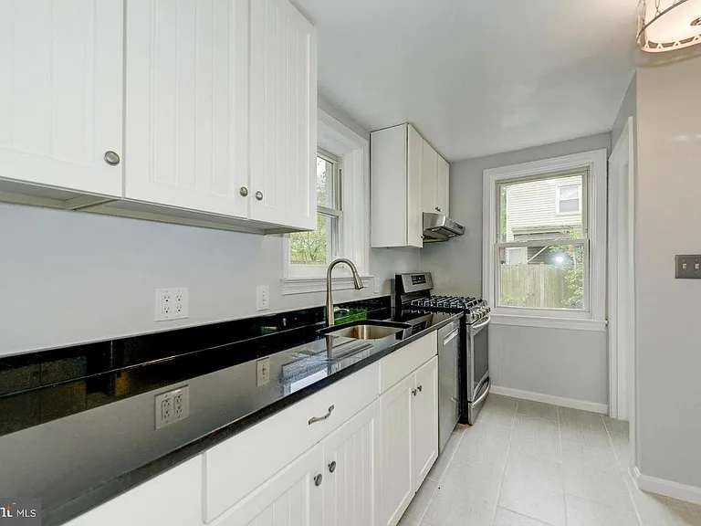 937 Patrick Henry Dr — Photo 11