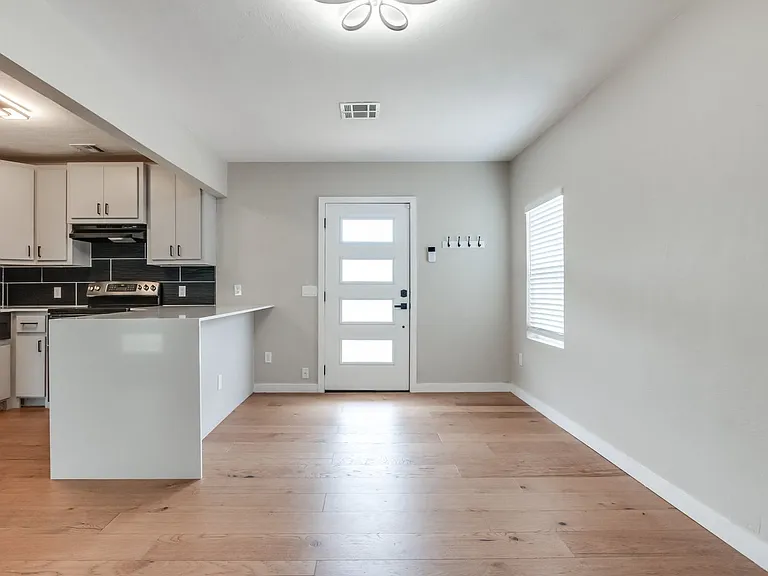 1209 NW 11th St — Photo 9