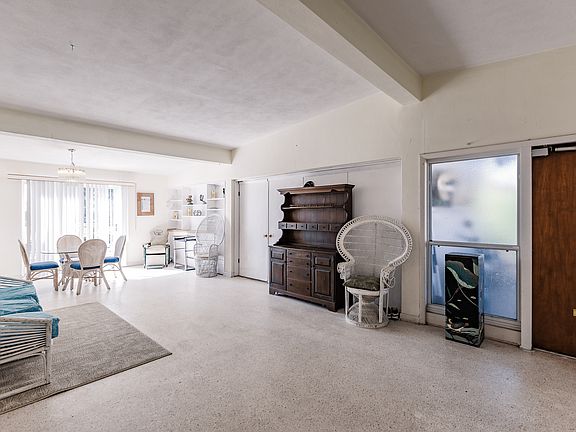 4th image of 681 Sharon Cir