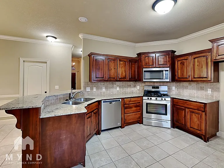 100 NE Larkspur Ln — Photo 3