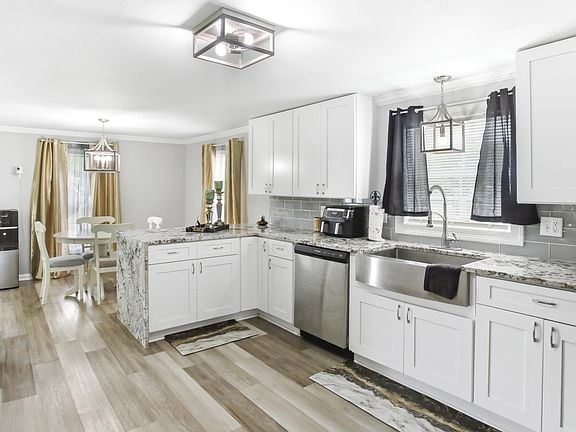 2nd image of 416 Tamarack St