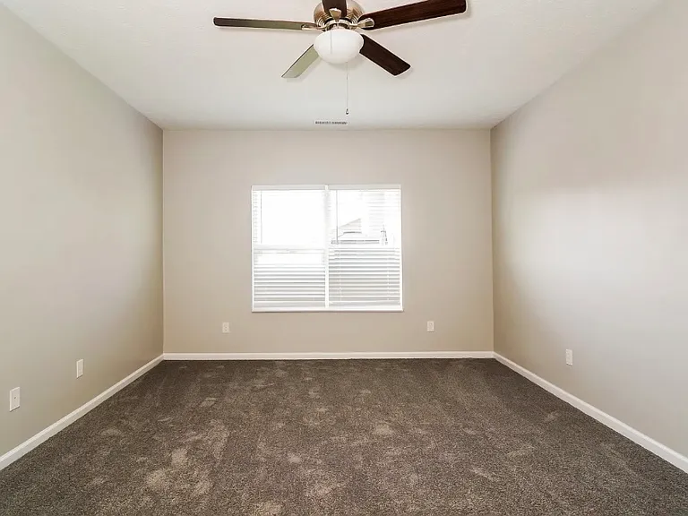 823 Fieldstone Dr — Photo 7