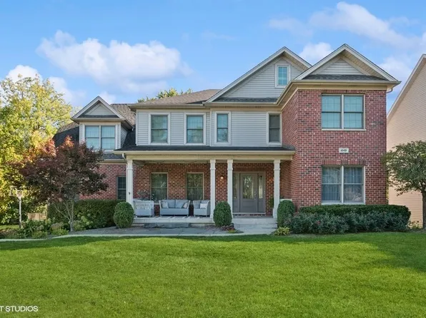 1049 Deer Glen Ct, Glen Ellyn, IL 60137