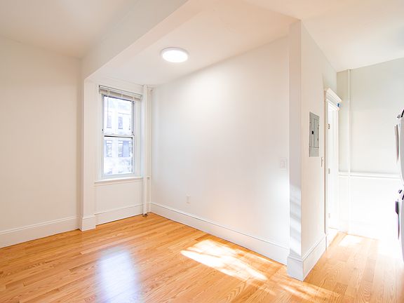 4th image of 145 Hemenway St #15