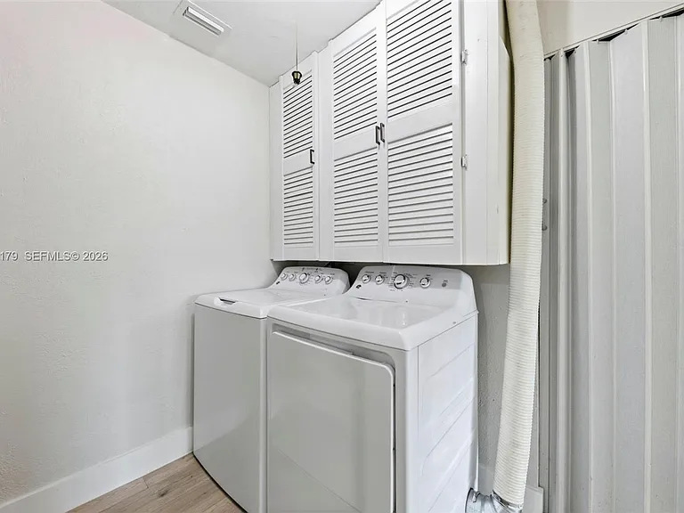 4561 SW 25th Ter — Photo 17