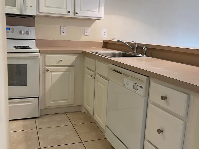 1495 Malibu Cir NE #102 — Photo 8