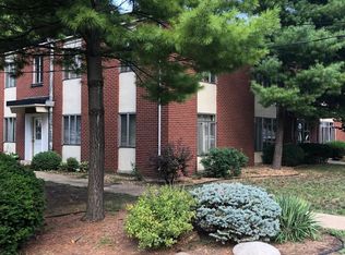 320 Oak Ave APT 8, Aurora, IL 60506