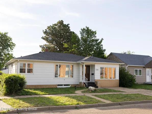 128 11th Ave W, Dickinson, ND 58601
