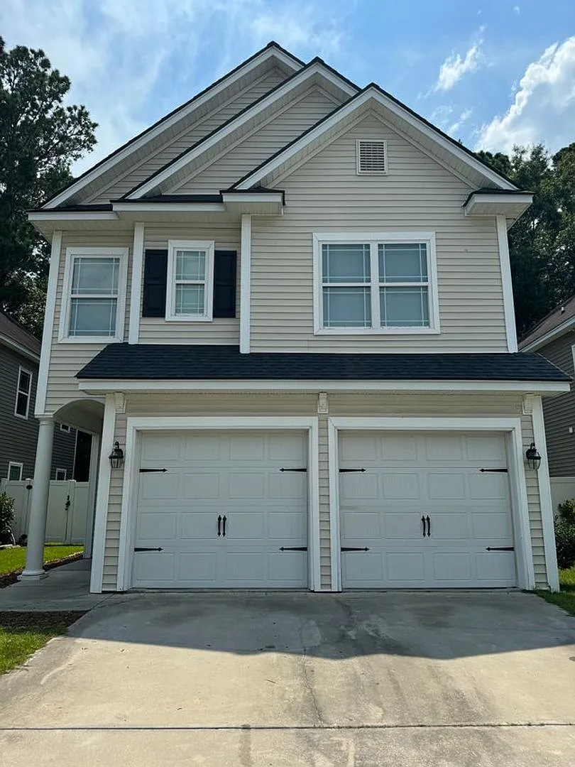 Home in Mainstreet!! — Photo 1