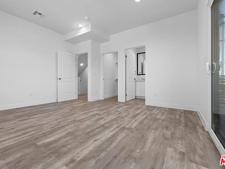 603 W 41st Pl — Photo 6