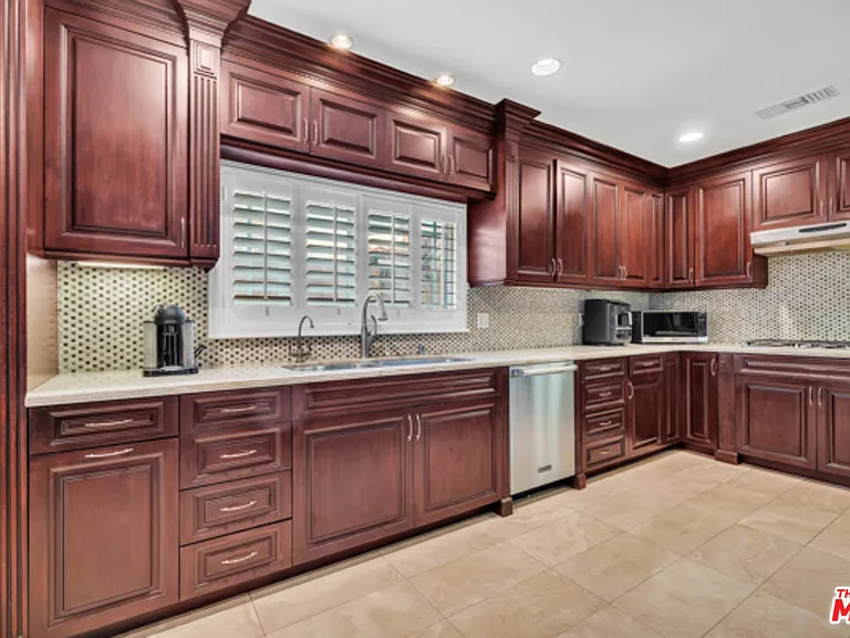 326 N Doheny Dr — Photo 9