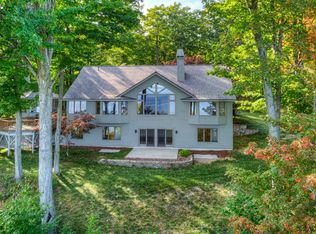 931 S Ridgeview Trl, Suttons Bay, MI 49682