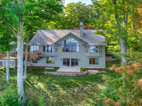931 S Ridgeview Trl, Suttons Bay, MI 49682