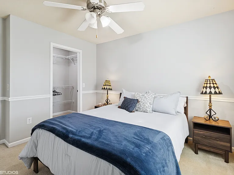 2nd bedroom- queen bed.