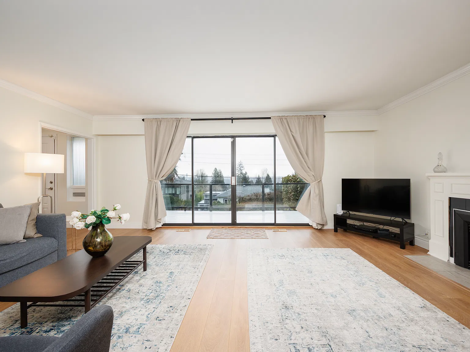 5 bed, 2570 sqft, $6,495 — Photo 2