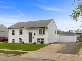 56 Beacon Ave, Romeoville, IL 60446