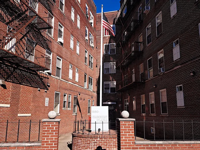 Gregory Plaza — Photo 1
