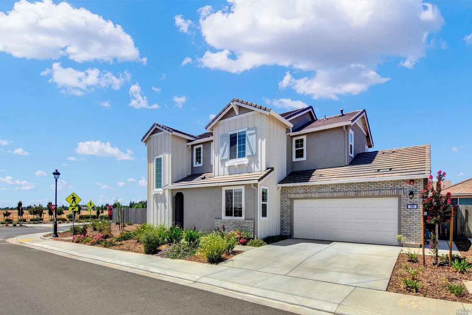 4 bed, 2023 sqft, $3,795 — Photo 2