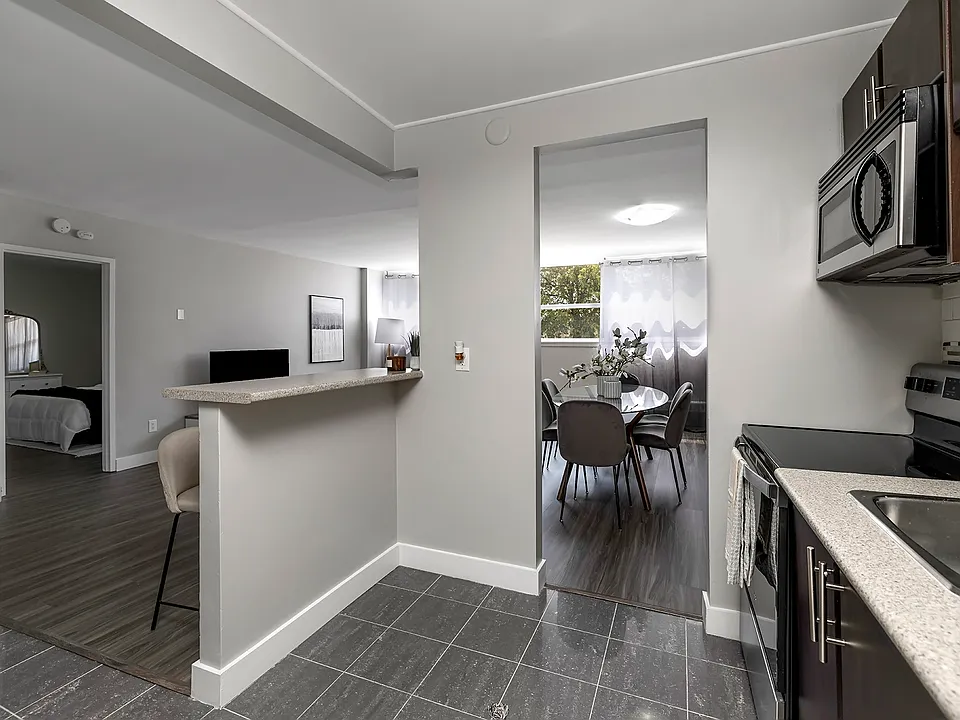 137 University Ave W