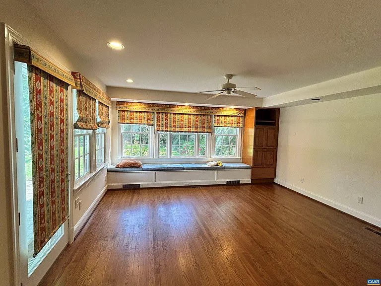 1618 Oxford Rd — Photo 8