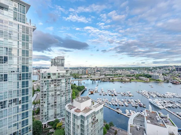 198 Aquarius Mews #2906, Vancouver, BC V6Z 2Y4