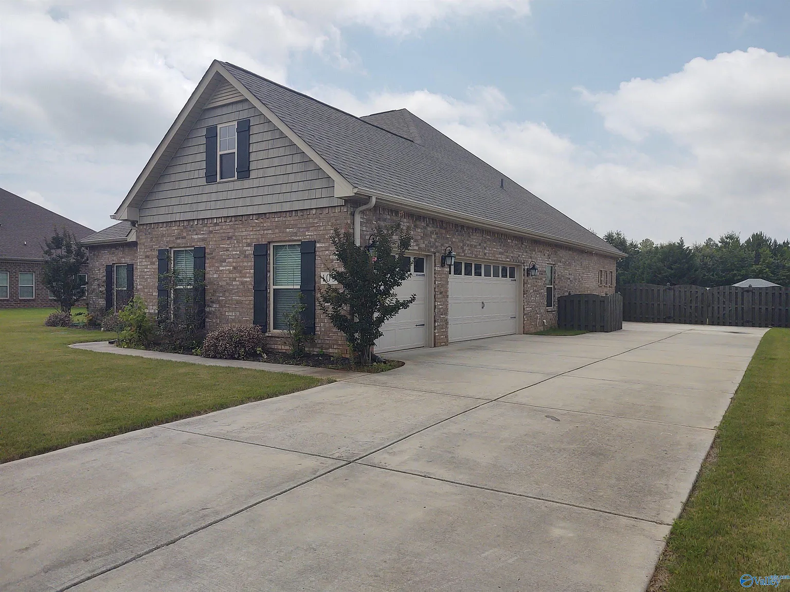4 bed, 2.0 bath, 2026 sqft, $2,150 — Photo 3