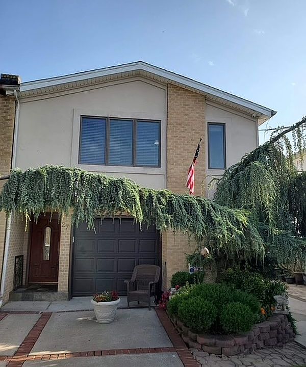 1st image of 27 Bowling Green Pl