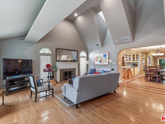 2nd image of 308 S Crescent Dr