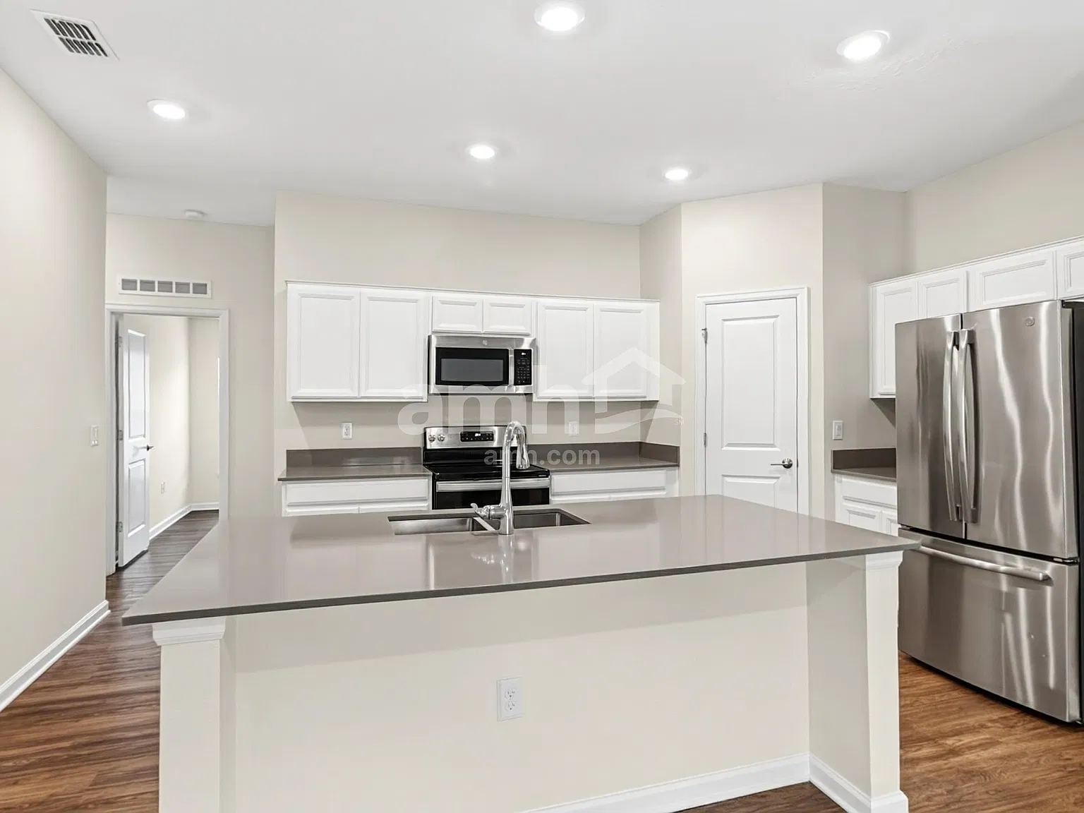 4 bed, 2.0 bath, 1817 sqft, $2,245 — Photo 4