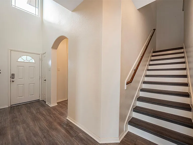 106 Crown Point Ct — Photo 5