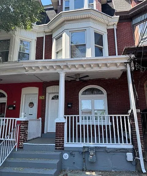 208 Ridge Ave — Photo 1