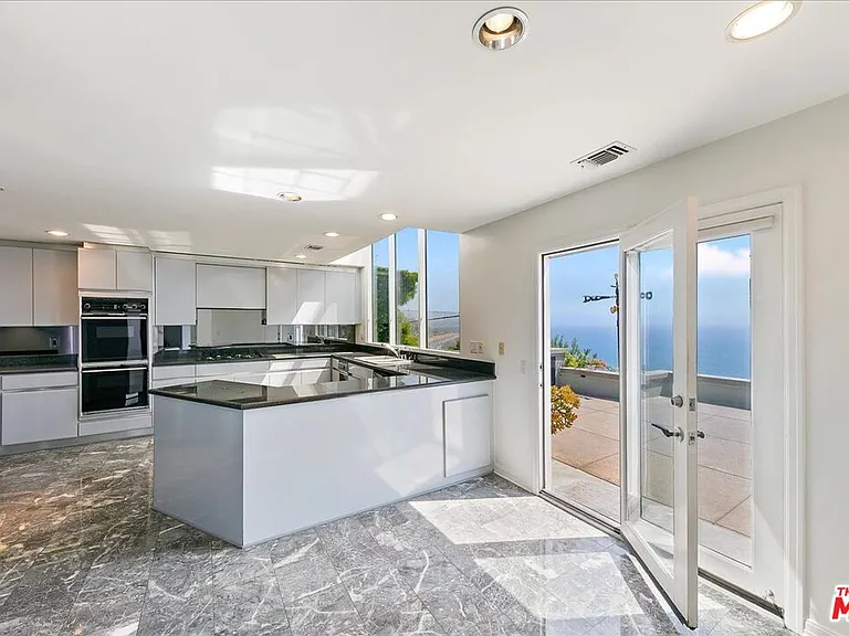 18244 Coastline Dr — Photo 17