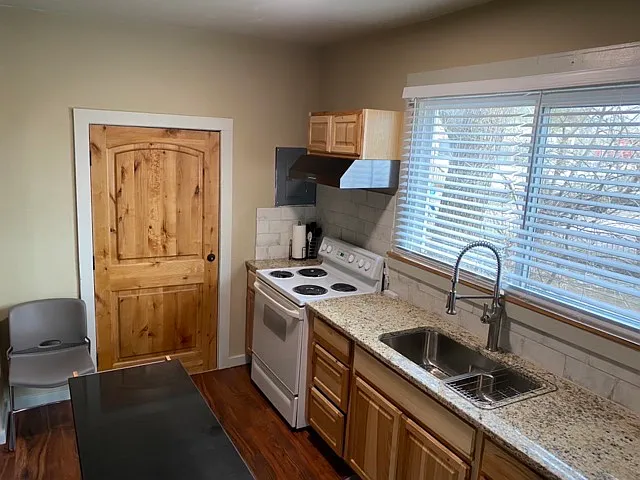 118 E Brookside St #A — Photo 2