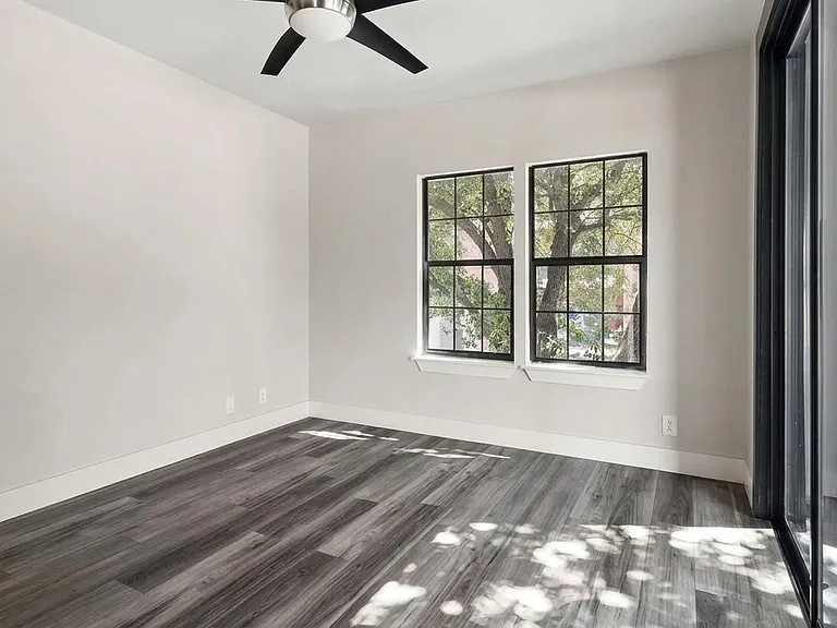 1023 Avenue B #1 — Photo 12