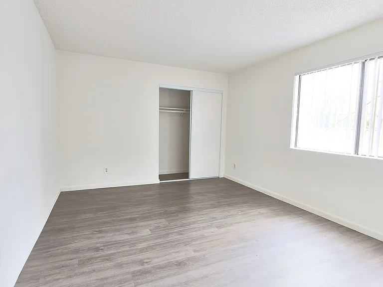 140 N Commonwealth Ave — Photo 15