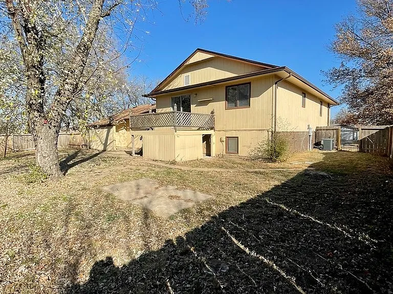 2525 N Bleckley St — Photo 2