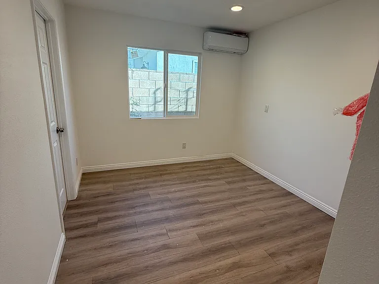 562 E Myrtle Ave — Photo 9