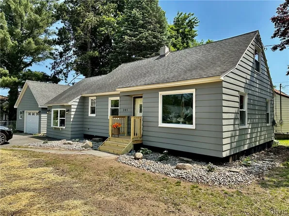 205 Forest Dr, North Syracuse, NY 13212