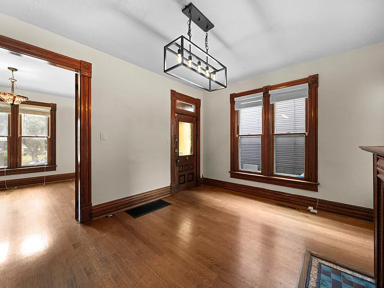 335 W 2nd Ave — Photo 2