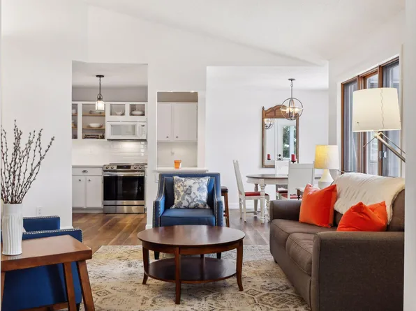 1571 Wheelock Ln APT 305, Saint Paul, MN 55117