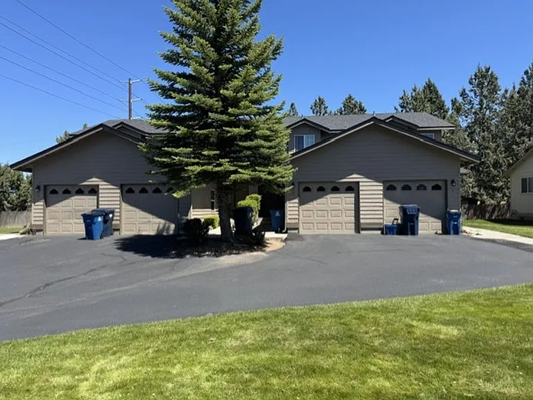 744 NE Savannah Dr — Photo 1