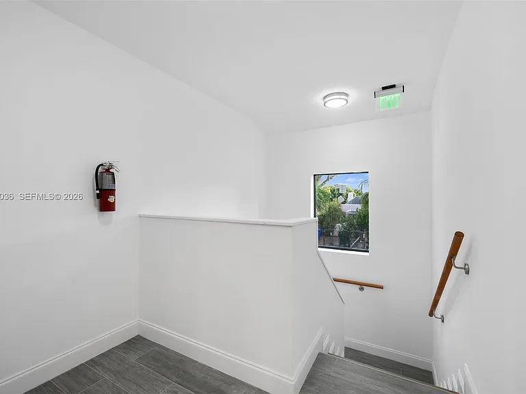 1721 SW 13th St #4 — Photo 2