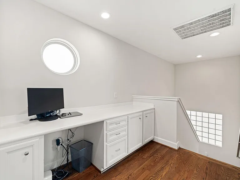 548 Westcross St — Photo 13
