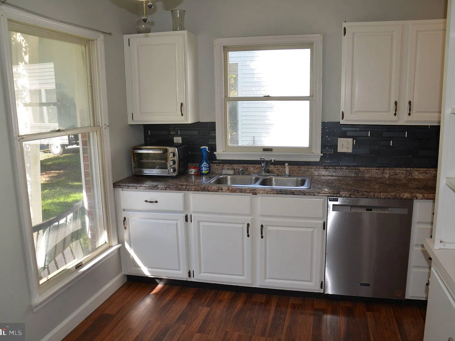 2 bed, 1.5 bath, 1210 sqft, $1,800 — Photo 2