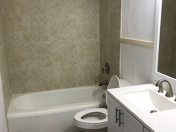 2nd image of 742 S La Salle Dr